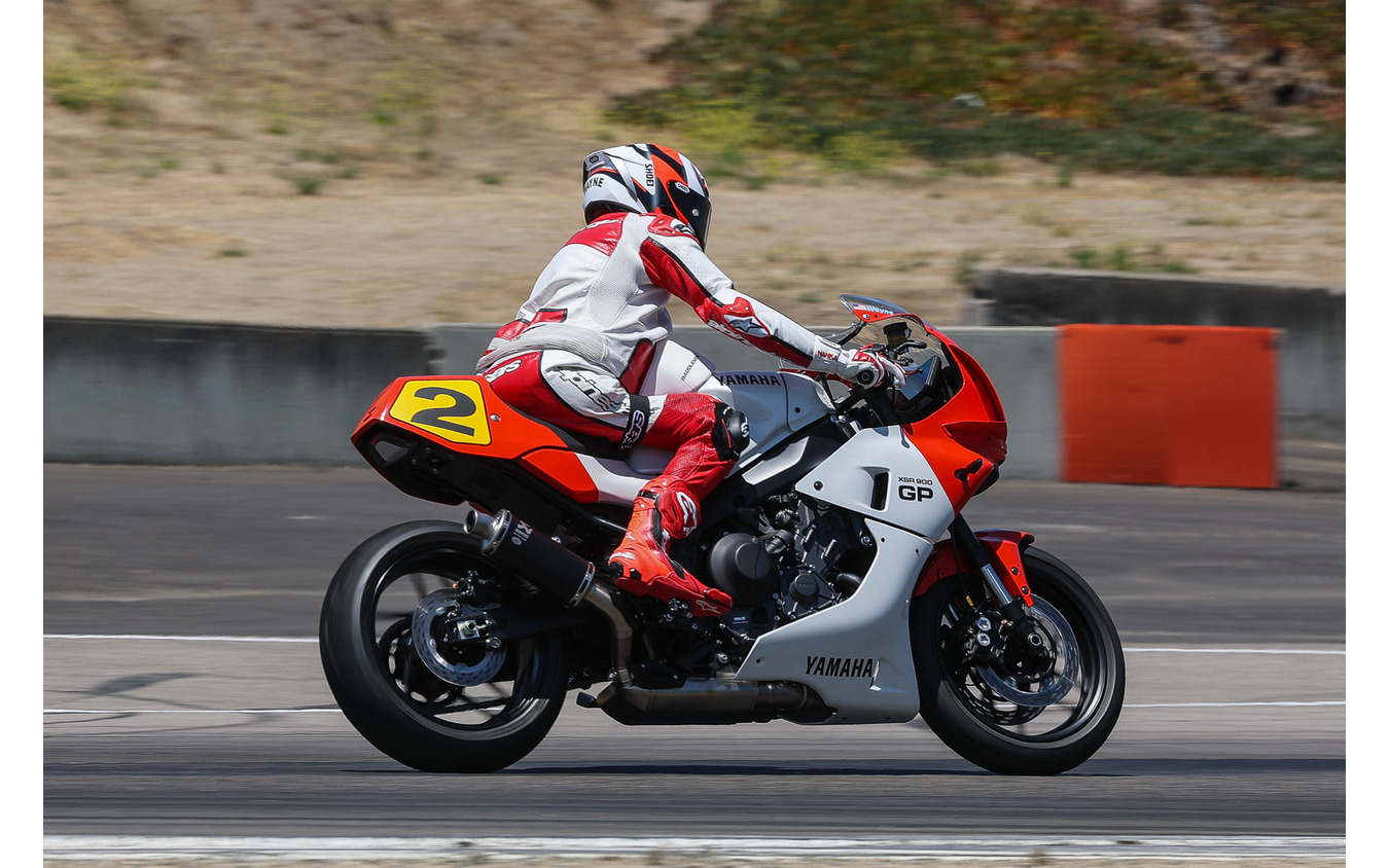 元世界王者ウェイン・レイニーが特別な『XSR900 GP』でラグナセカを駆け抜けた