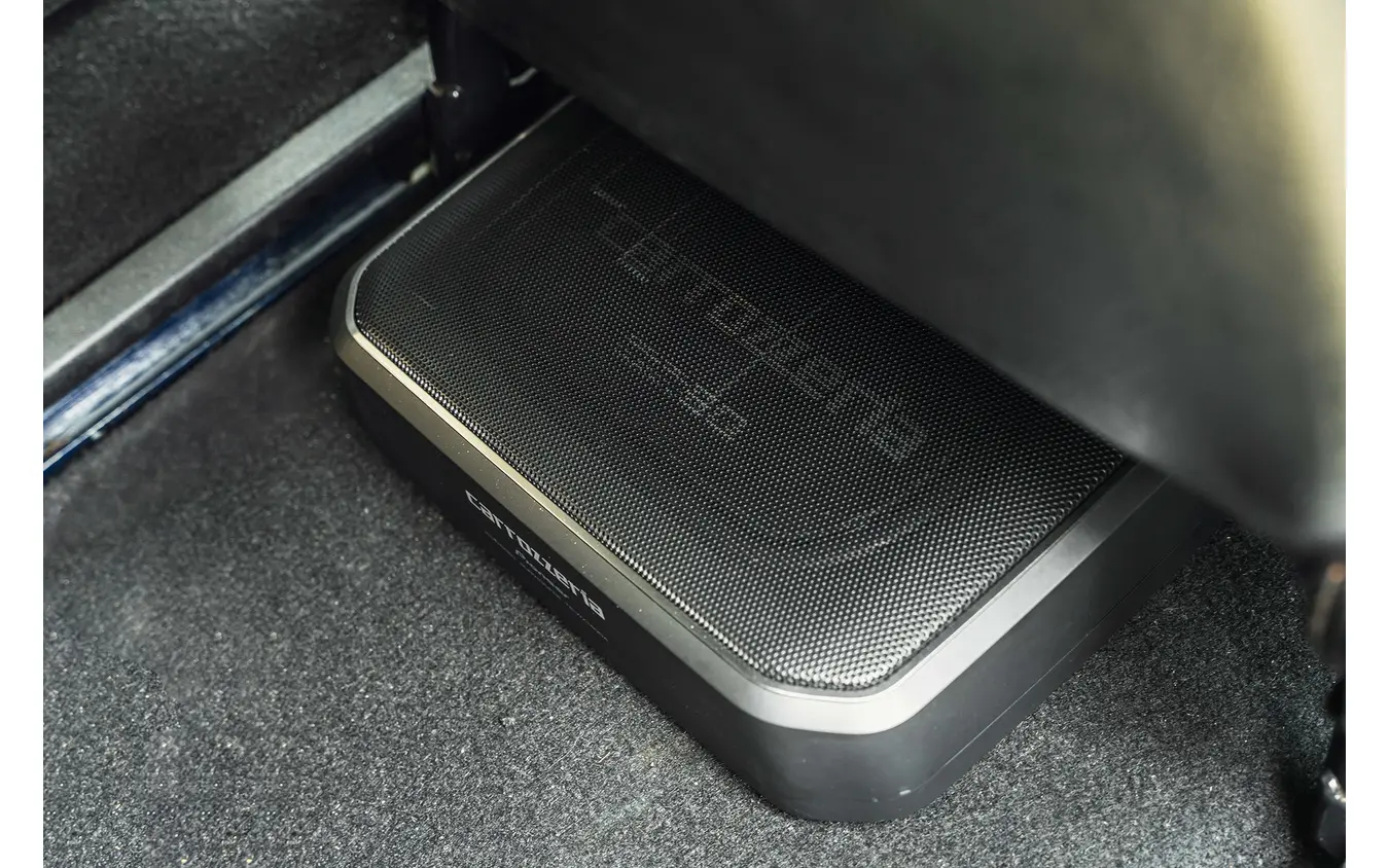シート下のスペースを利用してcarrozzeria TS-WX140DAを設置