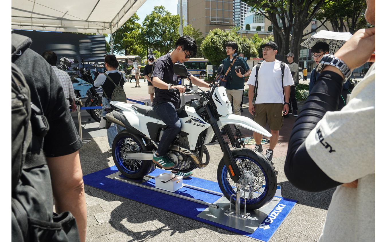 新型『DR-Z4S』『DR-Z4SM』が展示された「スズキ モーターサイクルコレクション2025」(7月19日)