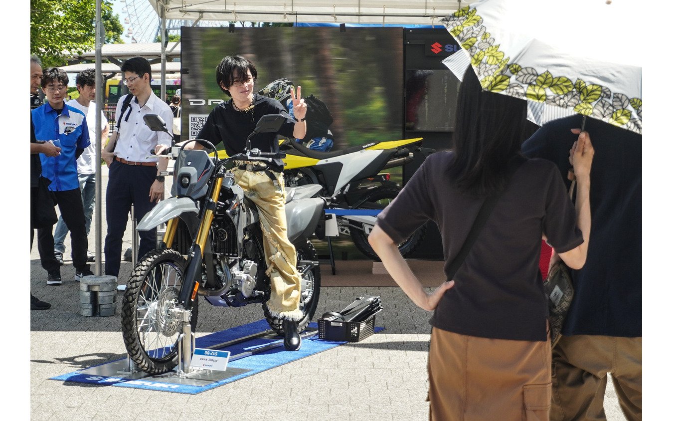 新型『DR-Z4S』『DR-Z4SM』が展示された「スズキ モーターサイクルコレクション2025」(7月19日)