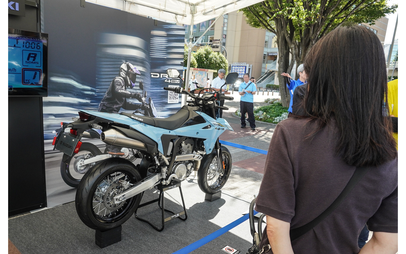 新型『DR-Z4S』『DR-Z4SM』が展示された「スズキ モーターサイクルコレクション2025」(7月19日)