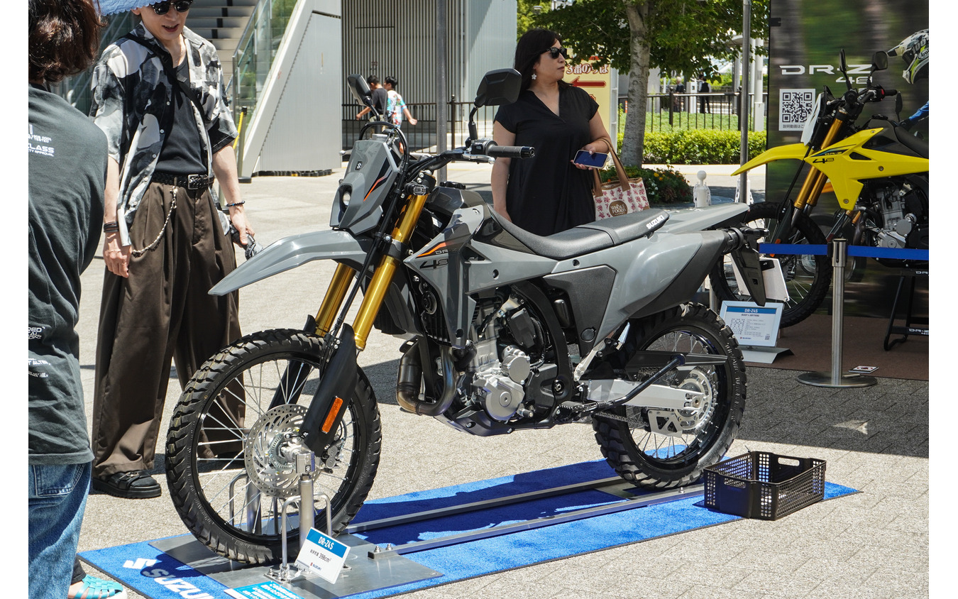 スズキ『DR-Z4S』ローシート装着車(スズキ モーターサイクルコレクション2025)