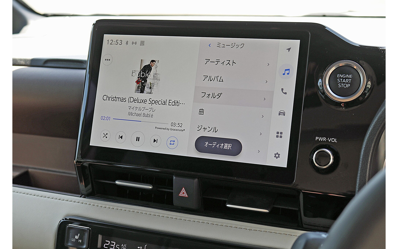 音楽プレイヤーは純正ディスプレイオーディオをそのまま利用している。曲操作からボリュームまでをシンプルに一元管理できる。