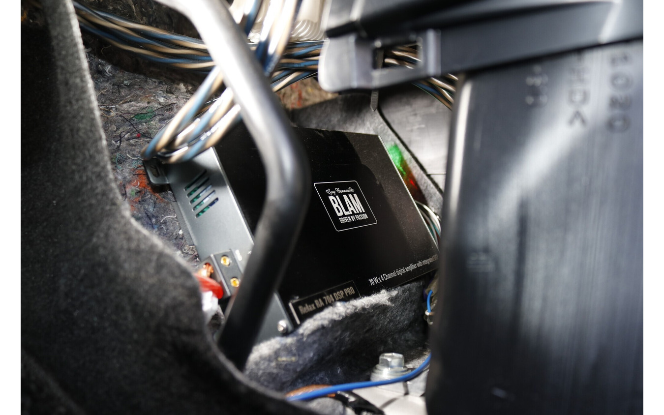 センタークラスター下部のパネルを外すと中のデッドスペースにブラムのDSPアンプであるRA704 DSP Proが設置されている。
