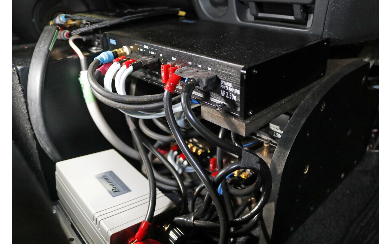 フロント3ウェイをマルチアンプシステムでドライブするのはファスのパワーアンプであるAP2.50n。3台を積層して設置した。