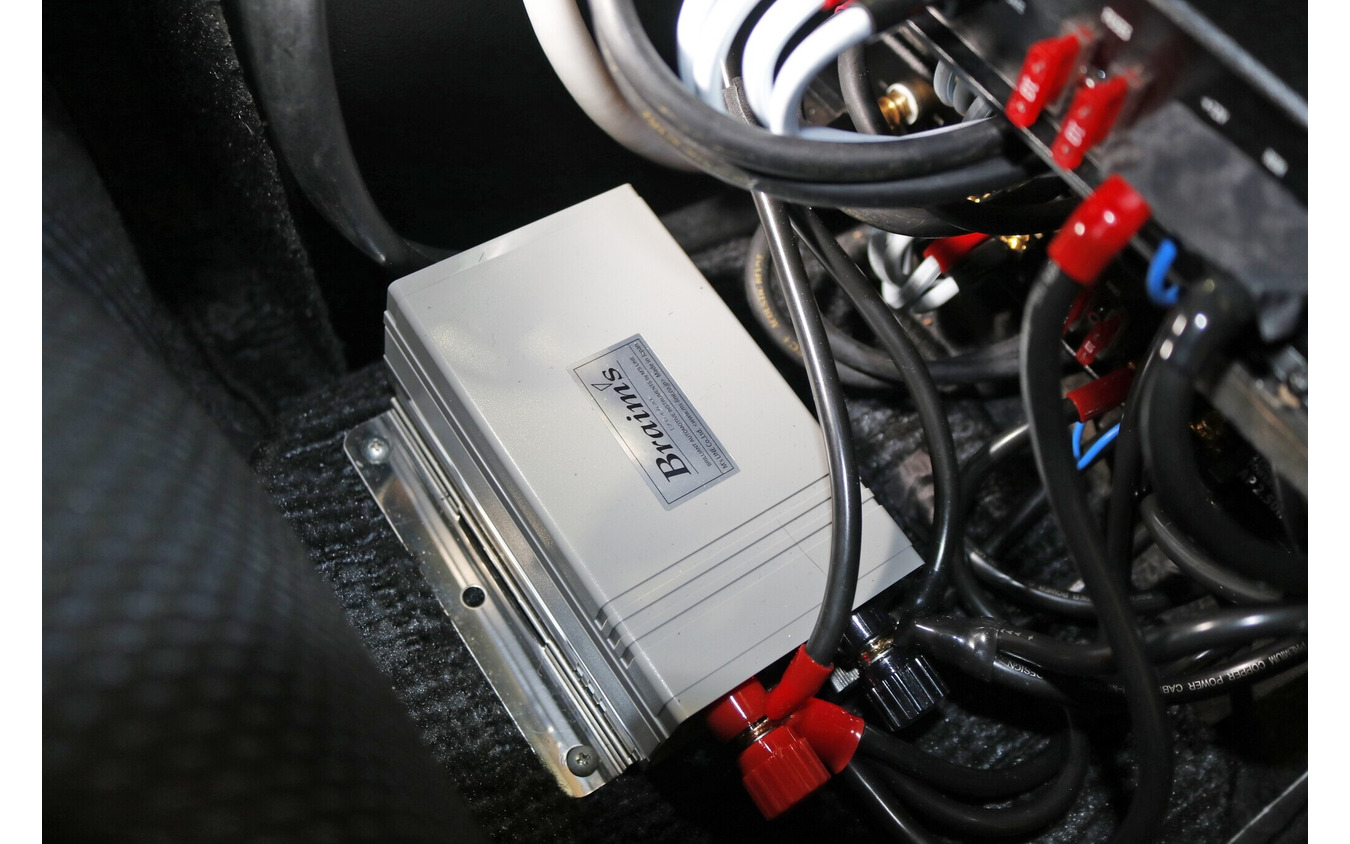 足もとスペースに設置されているのはブレイムスのキャパシター。電源系の強化にも余念が無い。