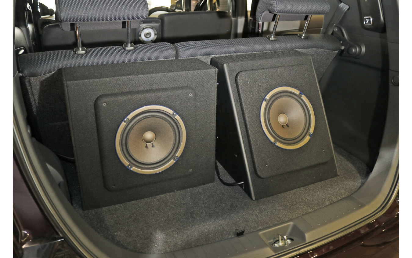 ラゲッジにはファスのサブウーファー×2発を使ったシステムを組む。低音の強化も含めて抜かりのないシステムとした。