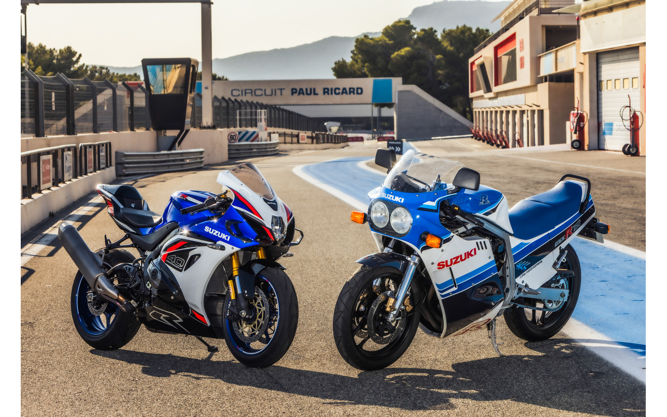 スズキ GSX-R1000R(左)とGSX-R750(右)