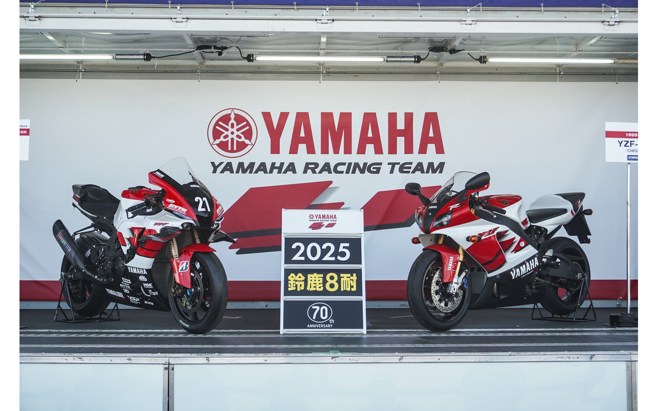 #21 YAMAHA RACING TEAMの「YZF-R1」レプリカ(左)と1999年の「YZF-R7」(右)