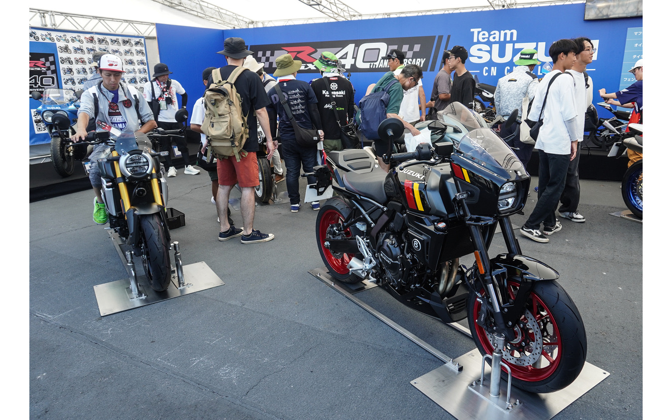 スズキ GSX-8T(左)とスズキ GSX-8TT(右)(鈴鹿8耐2025)