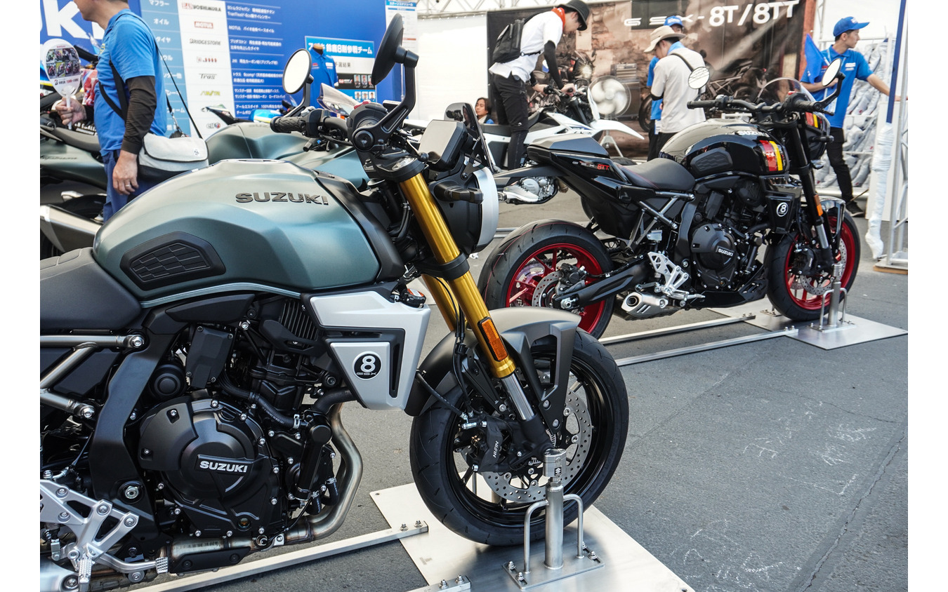 スズキ GSX-8T(左)とスズキ GSX-8TT(右)(鈴鹿8耐2025)