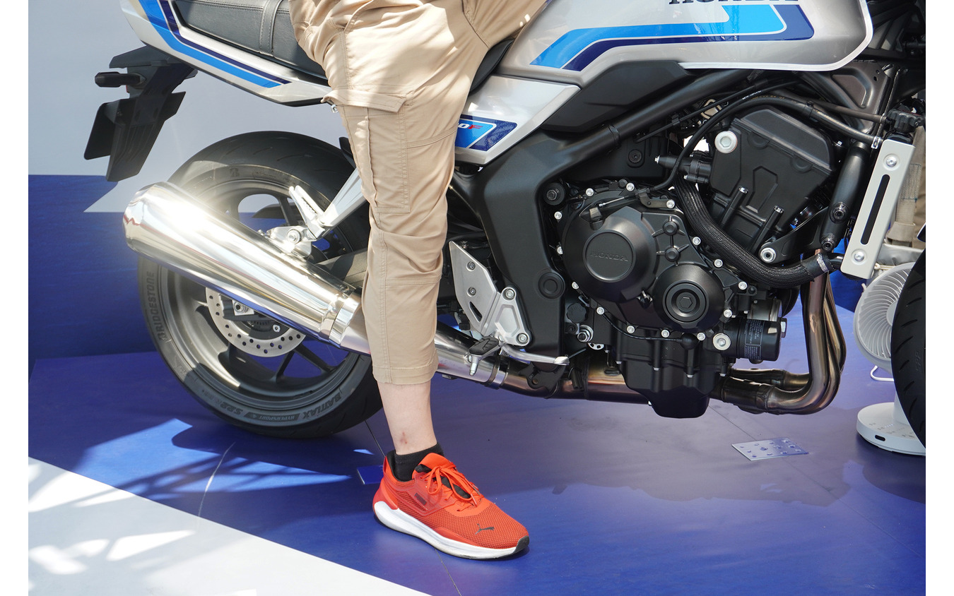 ホンダ CB1000Fの足付き