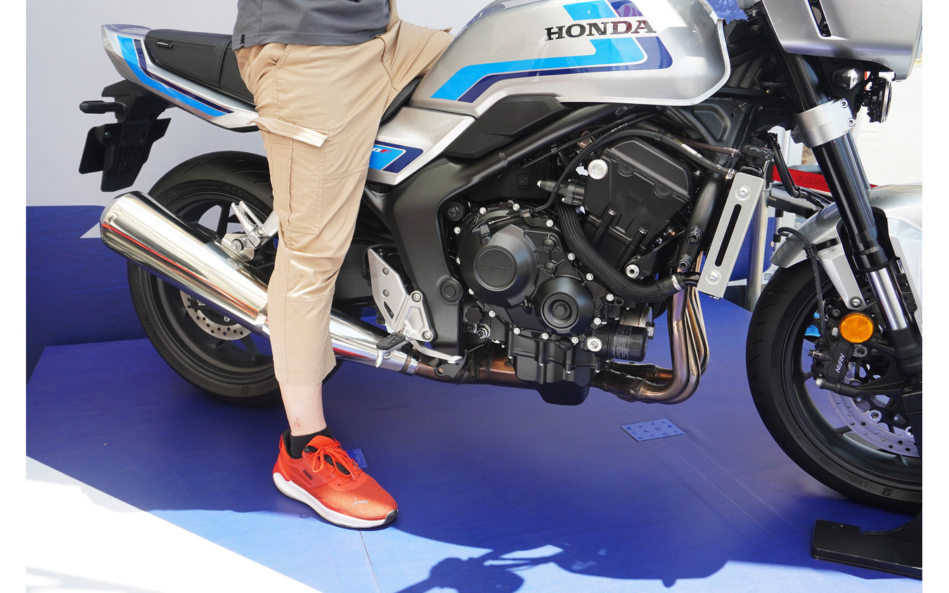 ホンダ CB1000F SEの足付き