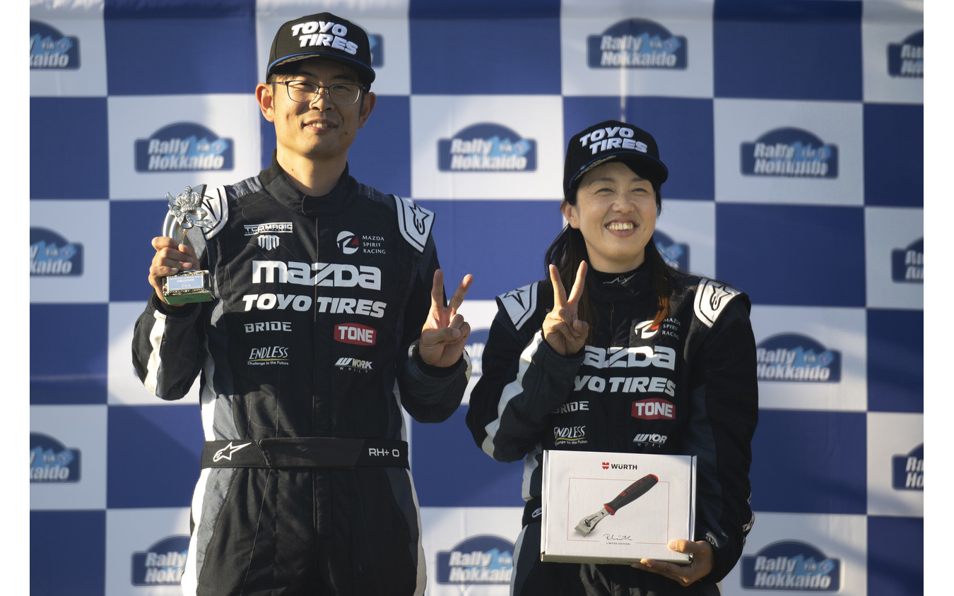 ドライバー 寺川 和紘選手(左)/ コドライバー 石川美代子選手(右)