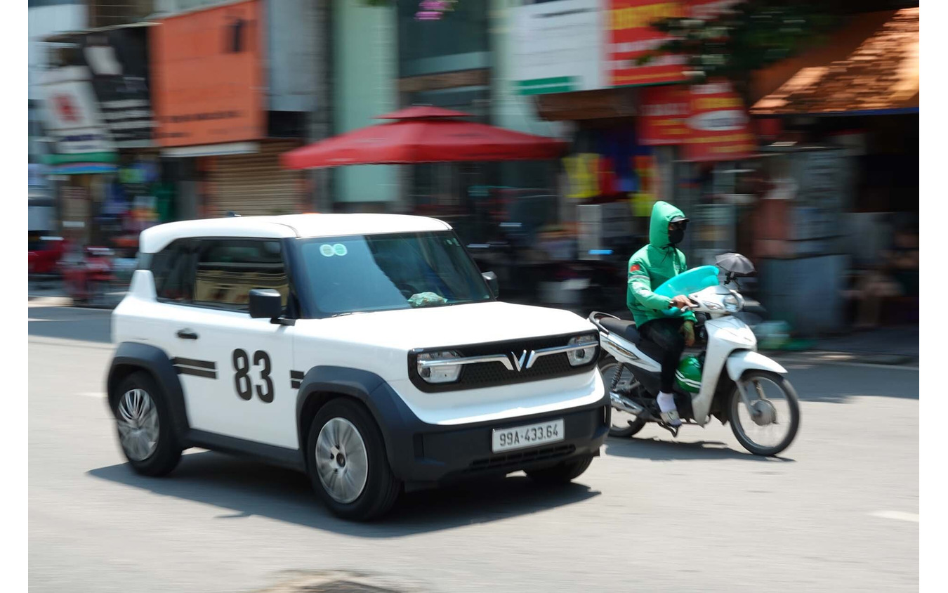 Grabの乗り合いオートバイの横を走るVF3。VF3は後席が狭いこともあってタクシー用途には向かない