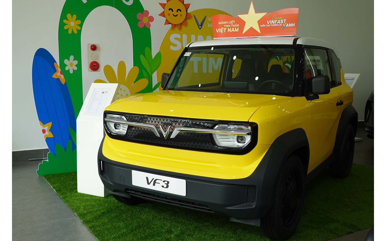 ハノイ市内のディーラーに展示した合ったVF3。営業マンは、この黄色と白の2トーンカラーがよく売れるボディカラーと話していた
