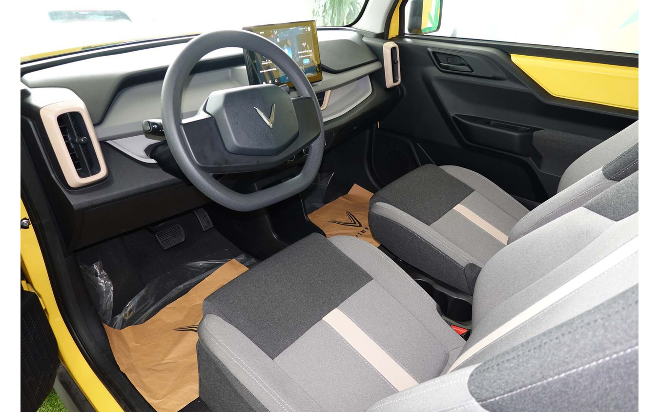 VF3の運転席周り。インフォテイメントシステムはApple CarPlayとAndroidAutoに対応。エアコンは標準装備だ