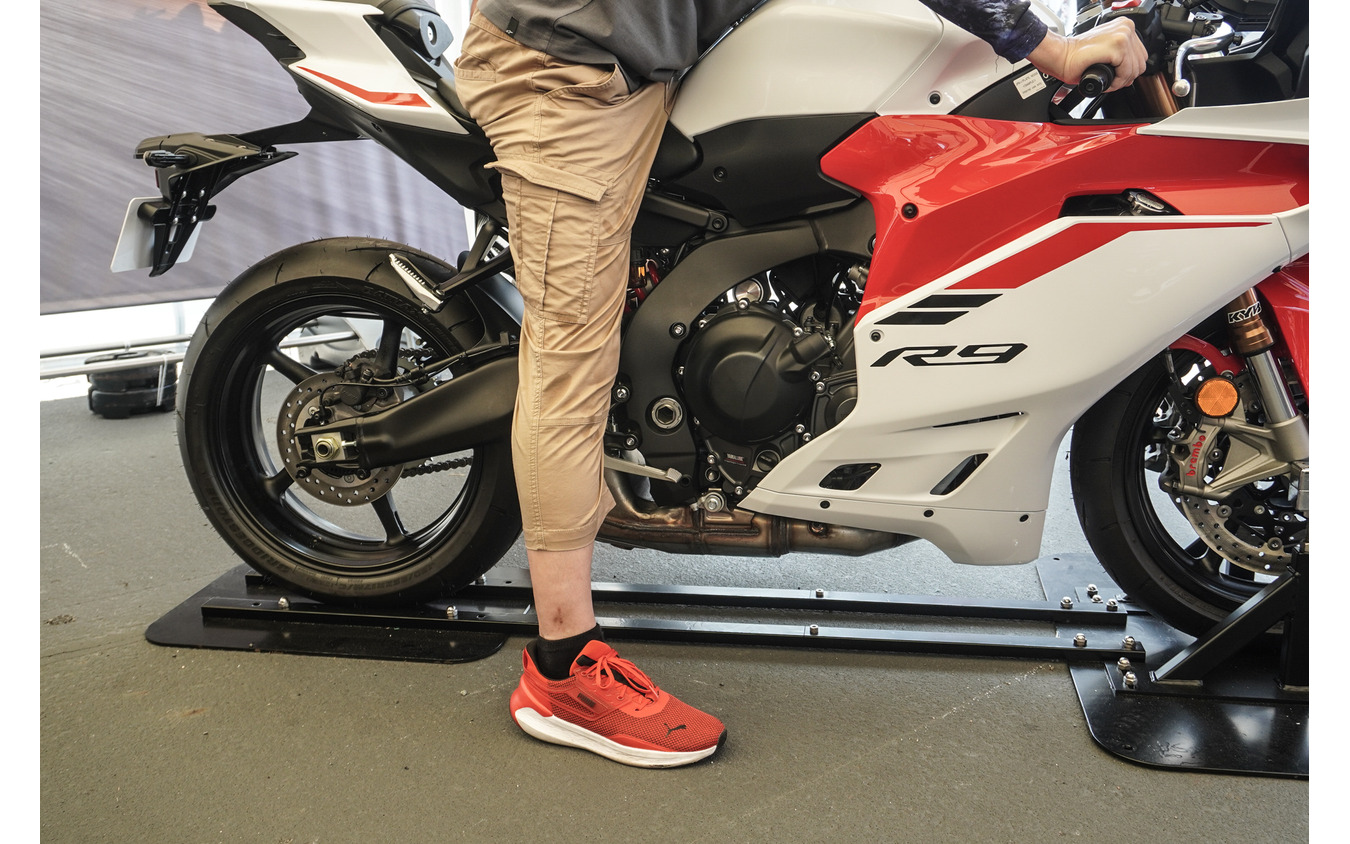 ヤマハ YZF-R9の足つき