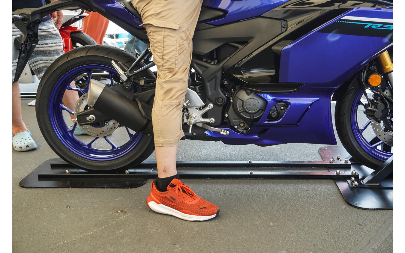 ヤマハ YZF-R3の足付き