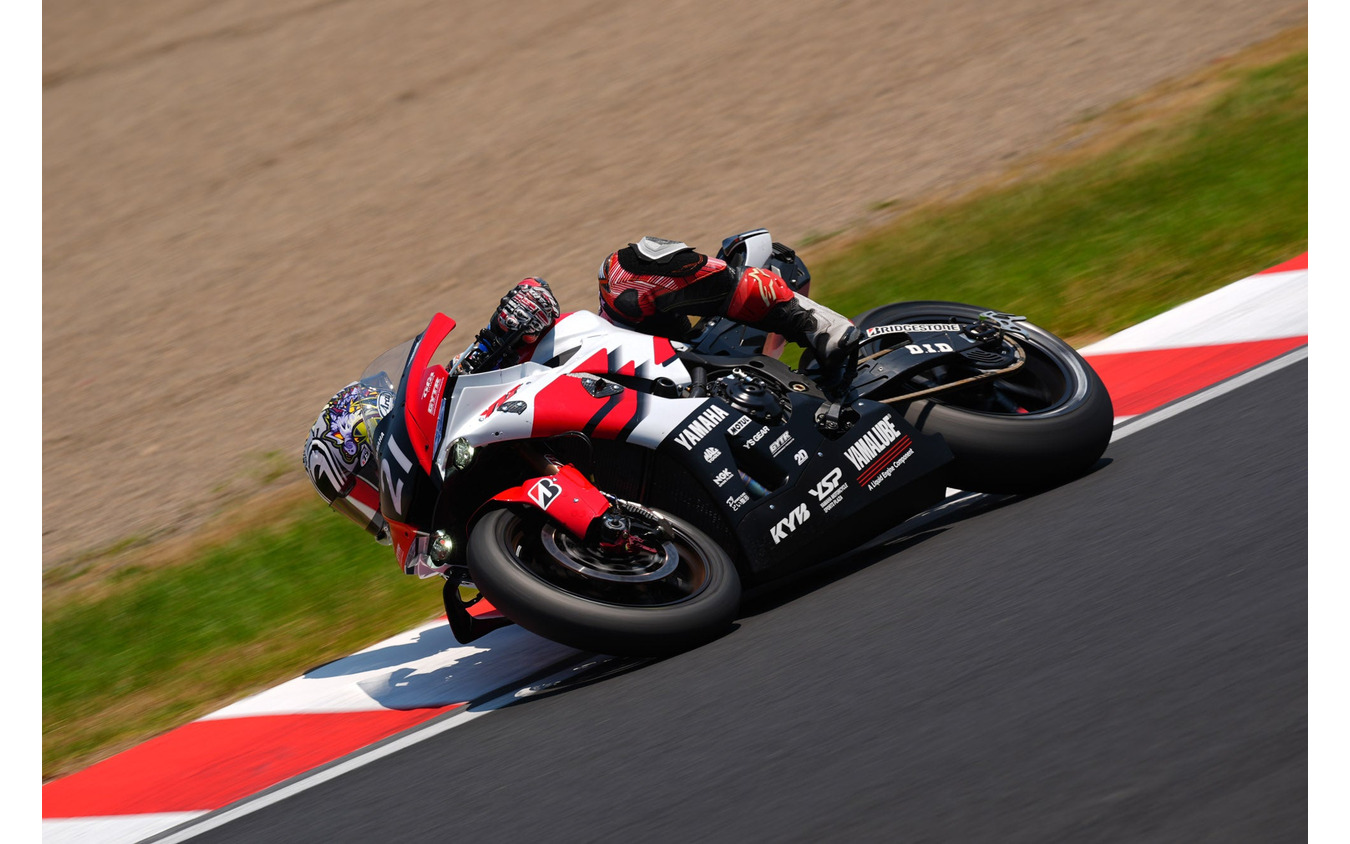 2位は♯21 YAMAHA RACING TEAM レース活動70周年に合わせホワイト&レッド伝統的なカラーリングをまとったYZF-R1