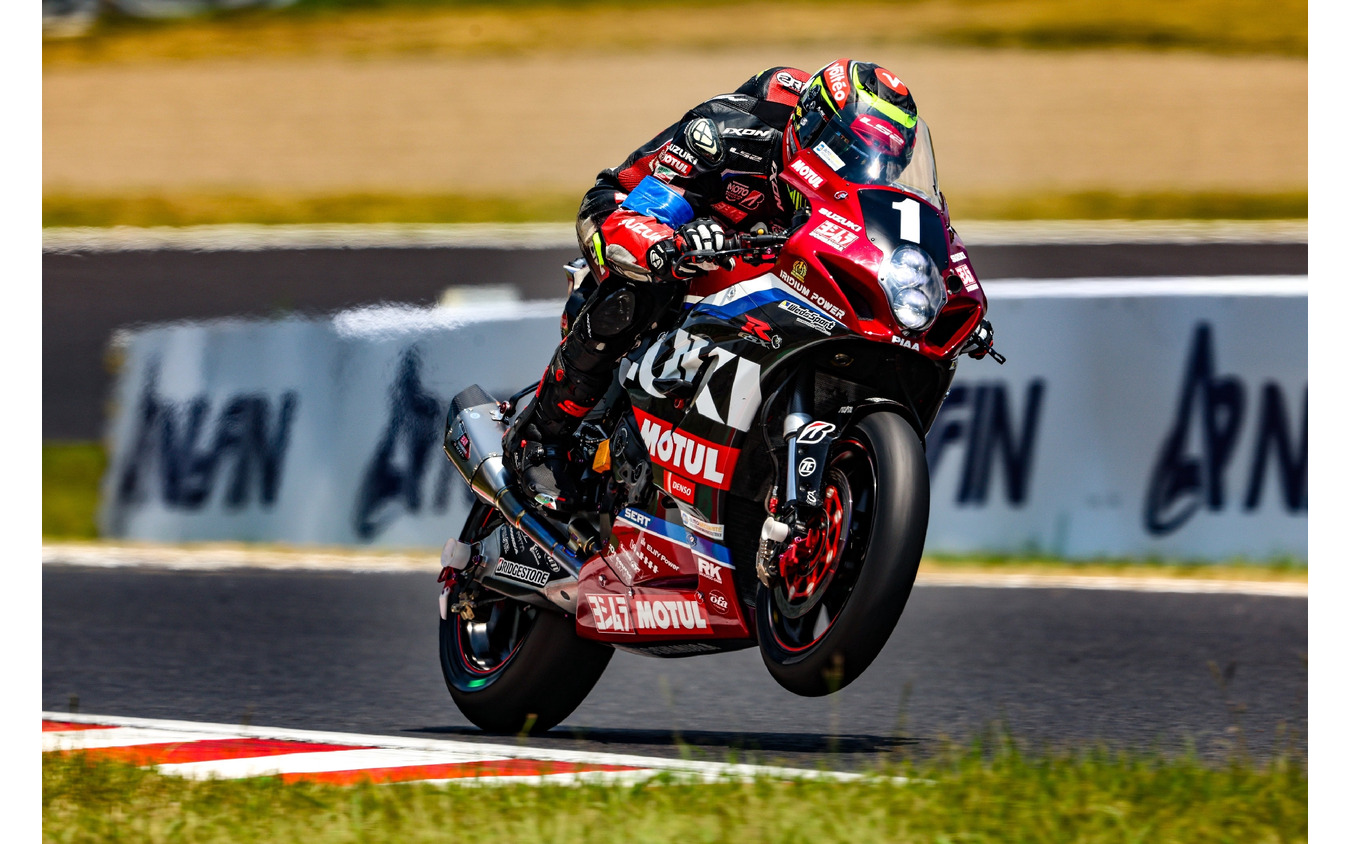 3位は♯1 YOSHIMURA SERT MOTUL 序盤の転倒や激しい3位争いを乗り越え見事に表彰台を獲得