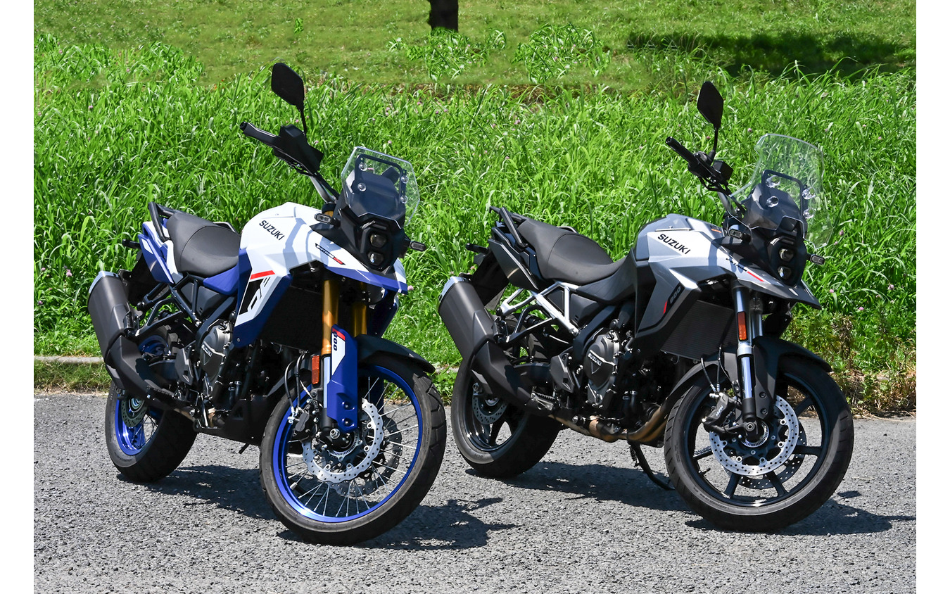 スズキ Vストローム800DE(左)とVストローム800(右)