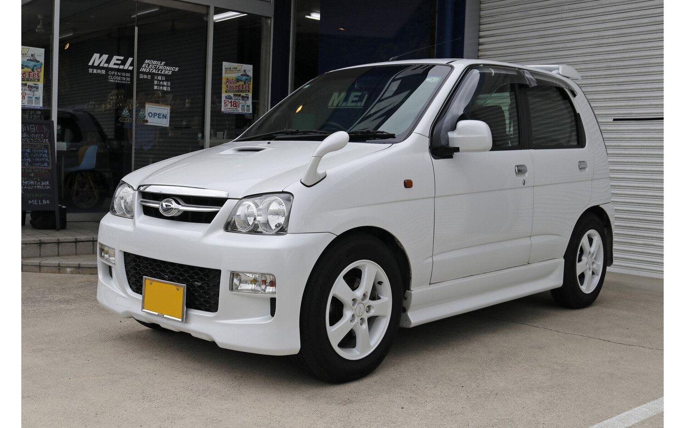 毎日の長時間乗車を楽しむためにテリオスキッドの車内の音の良さは必須。そんな思いからオーディオ進化が始まった。