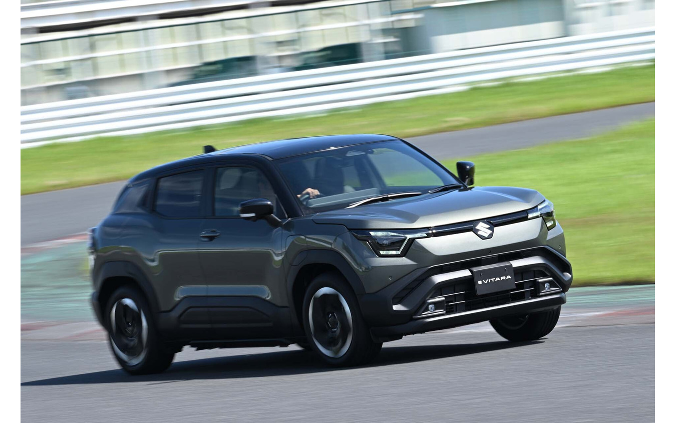 「eビターラ」4WD。前後合わせたシステム出力は135kW、最大トルクに至っては307Nmもの強大なパワーを発揮する