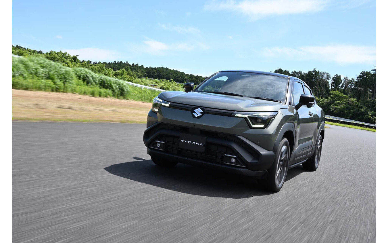 「eビターラ」4WD。。0-100km/hの加速は7.4秒と発表された。2WDの49kWhバッテリーモデルでも9.6秒と十分な加速力