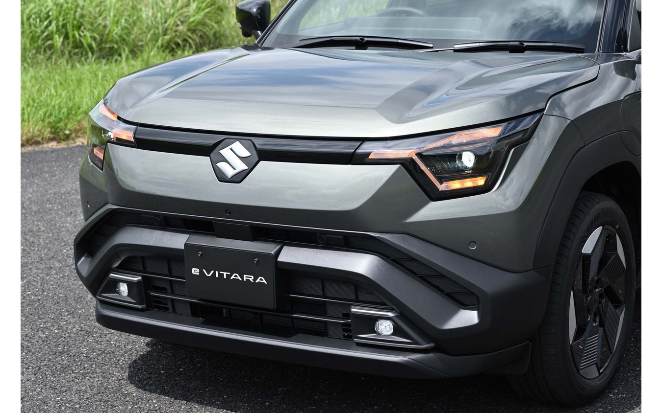 「eビターラ」4WD。BEVならではのグリルレスとしたフロント部。厚みもあり存在感は抜群だ