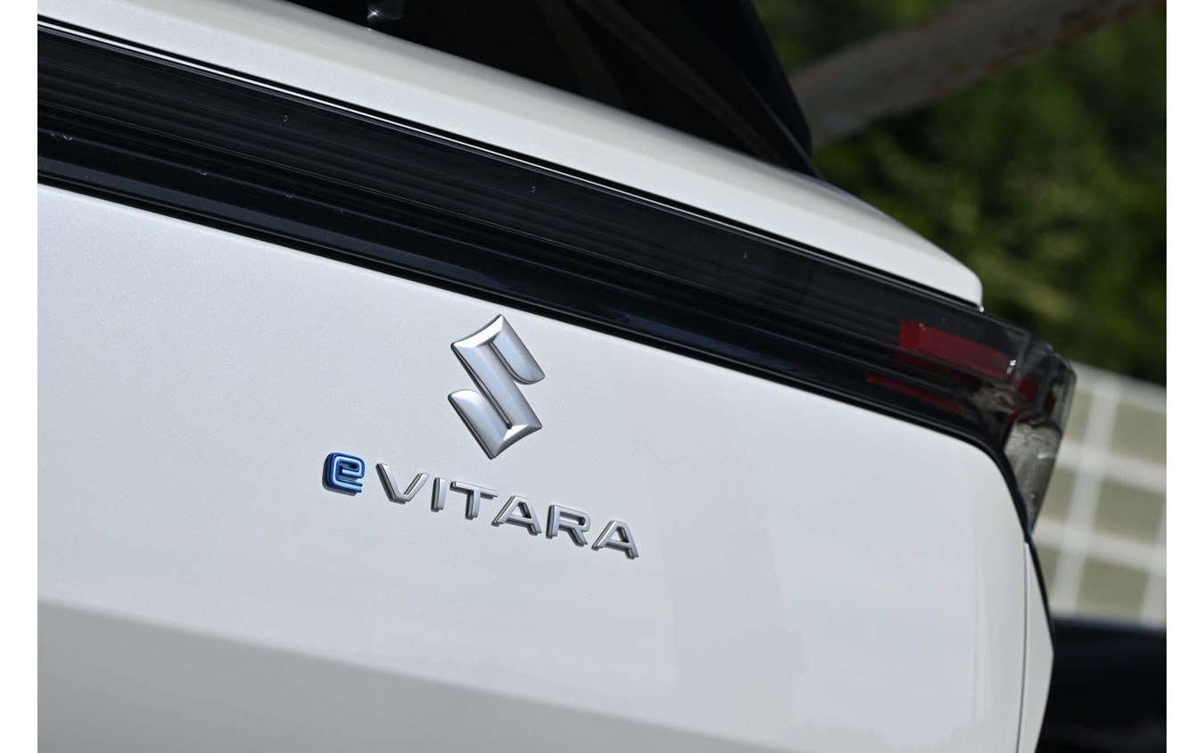リアエンドには「eVITARA」のロゴマークが貼られ、「e」のみ環境を意識したブルー色となっていた