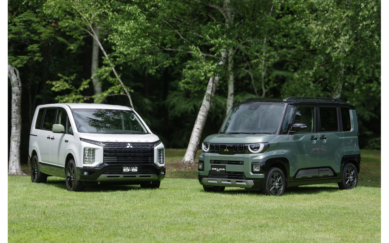 三菱 デリカD:5(左)とデリカミニ 新型(右)