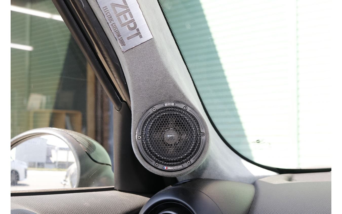 フロントスピーカーの主役となったのはAピラーを加工して取り付けたブラムの8cmフルレンジスピーカー(FRS 3N50)。