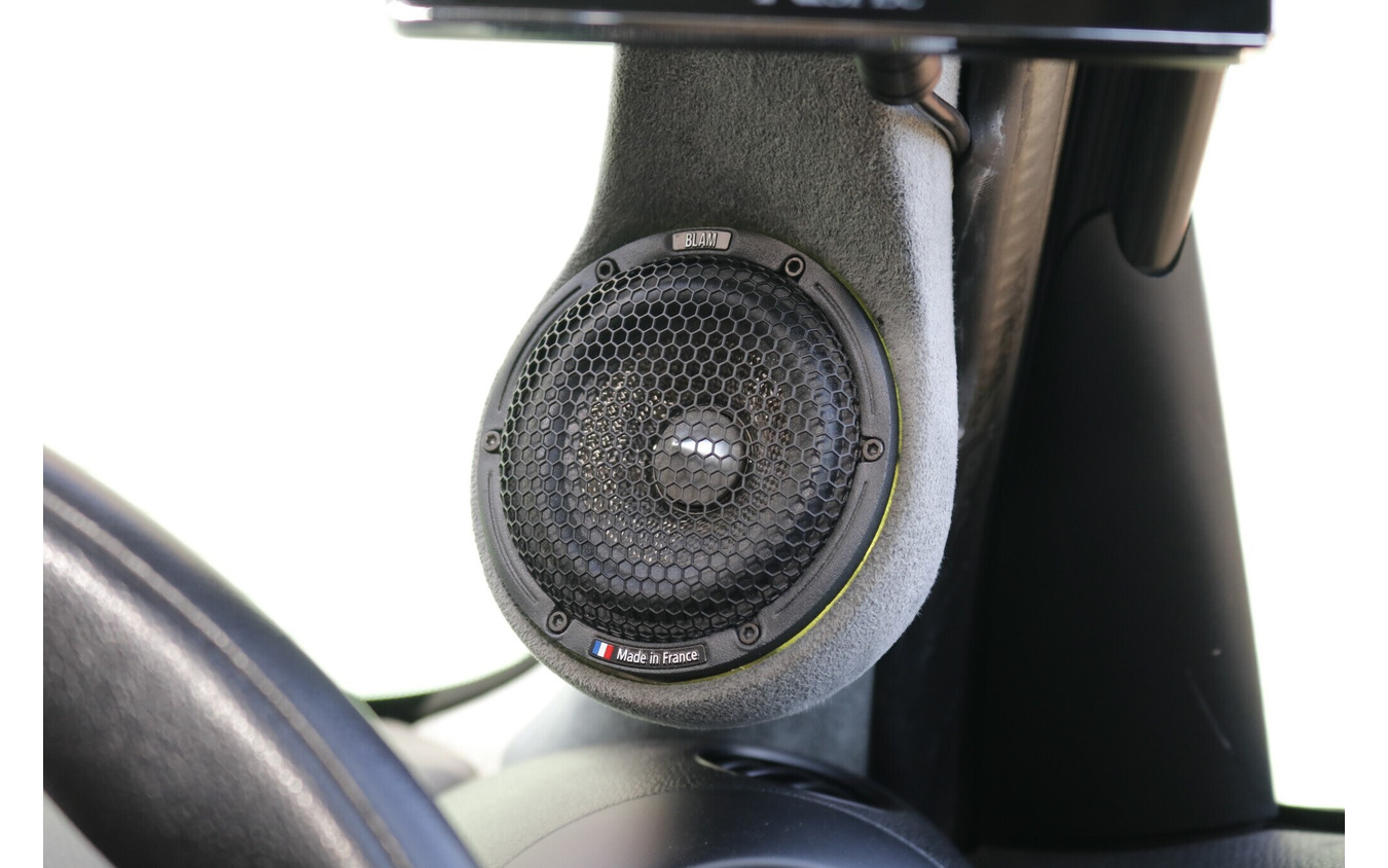 Aピラーの8cmスピーカーはトゥイーターとミッドレンジの帯域をカバーすることで高い位置での中高域再生を可能にしている。