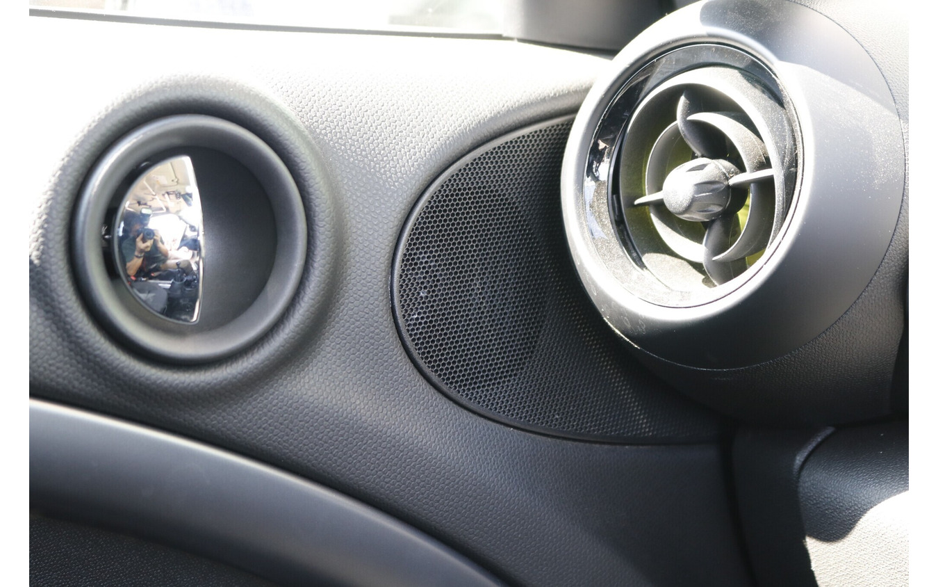 ドア上部には純正のスピーカー取り付け位置がある。ここに取り付けられているのがブラムの13cmスピーカー(S100N24 BMW)。
