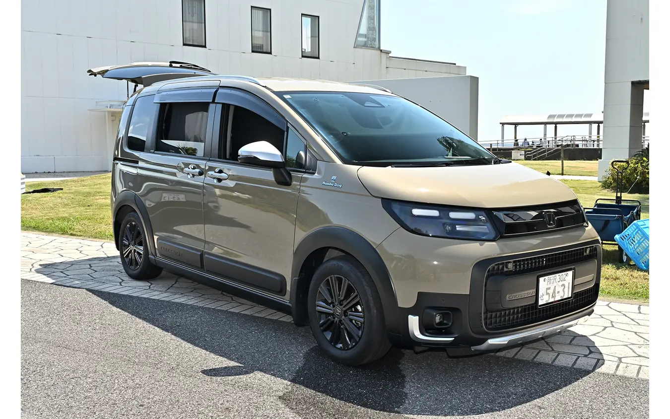 車中泊仕様のe:HEV CROSSTAR