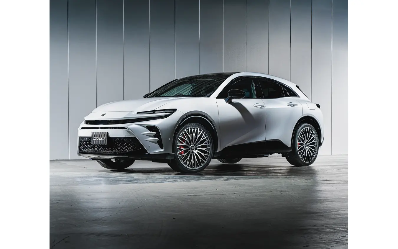 レイズ ホムラ 2×15R × トヨタ クラウン スポーツ PHEV