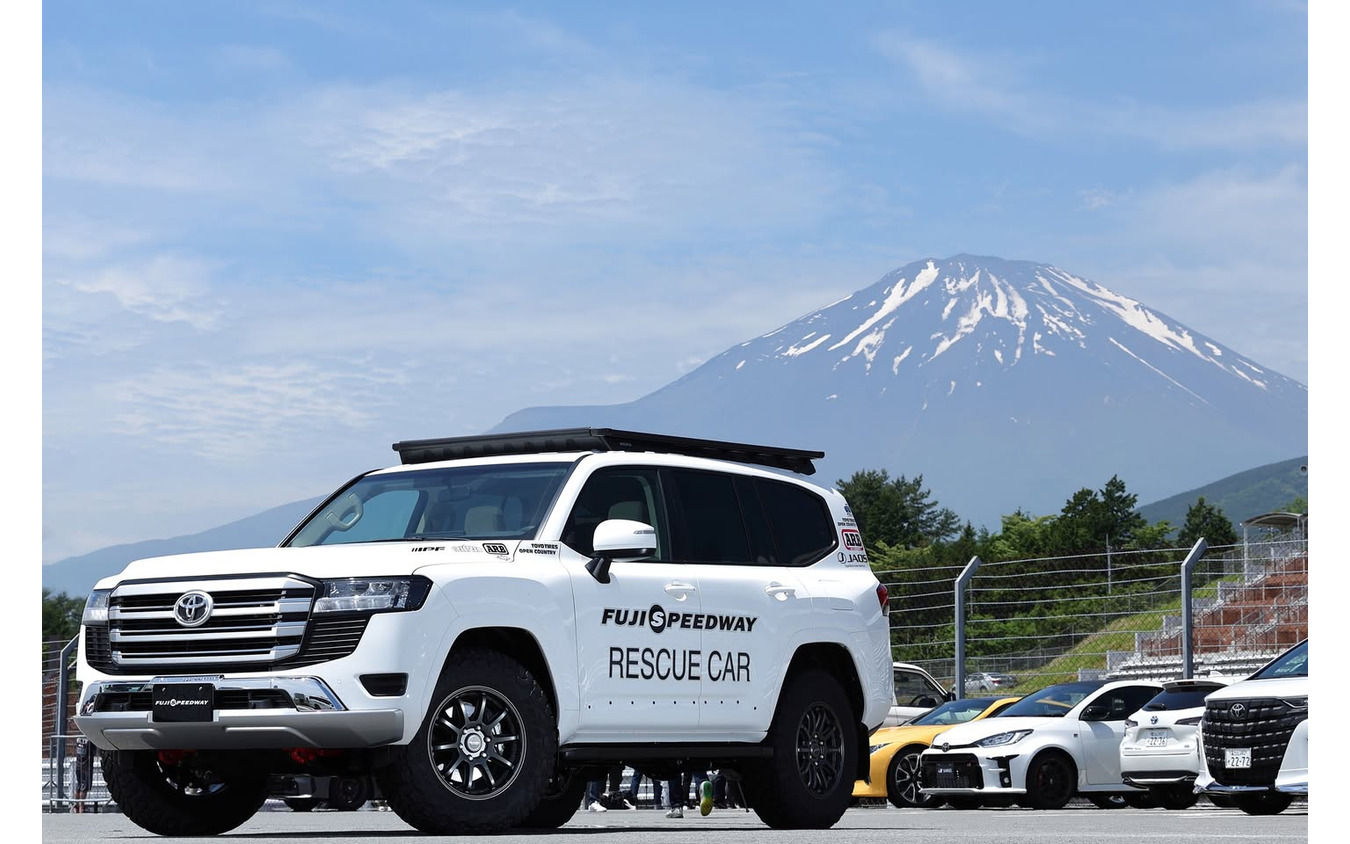 トーヨータイヤ「OPEN COUNTRY R/T TRAIL」を装着する富士スピードウェイのレスキューカー『ランドクルーザー300』