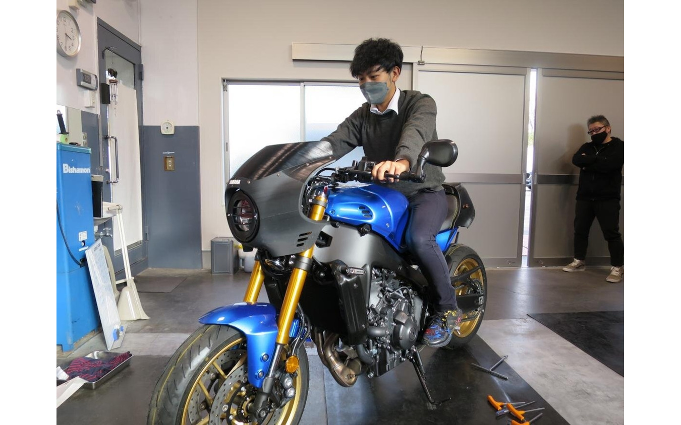 開発の過程では、企画や設計、デザイナーなどが、実車を囲んで「ワイガヤ」で作り込んだ。