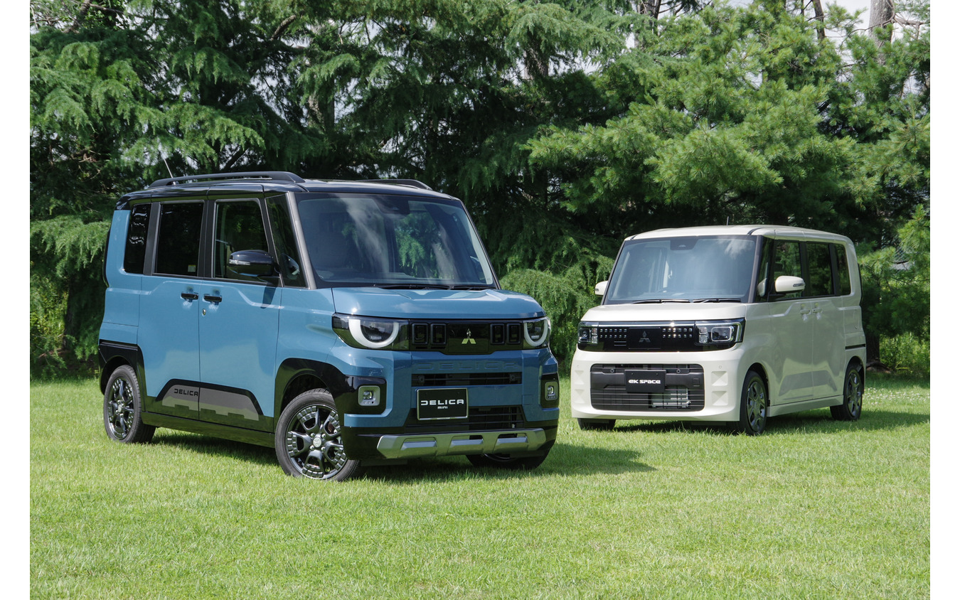 三菱 デリカミニ 新型(左)とeKスペース 新型(右)