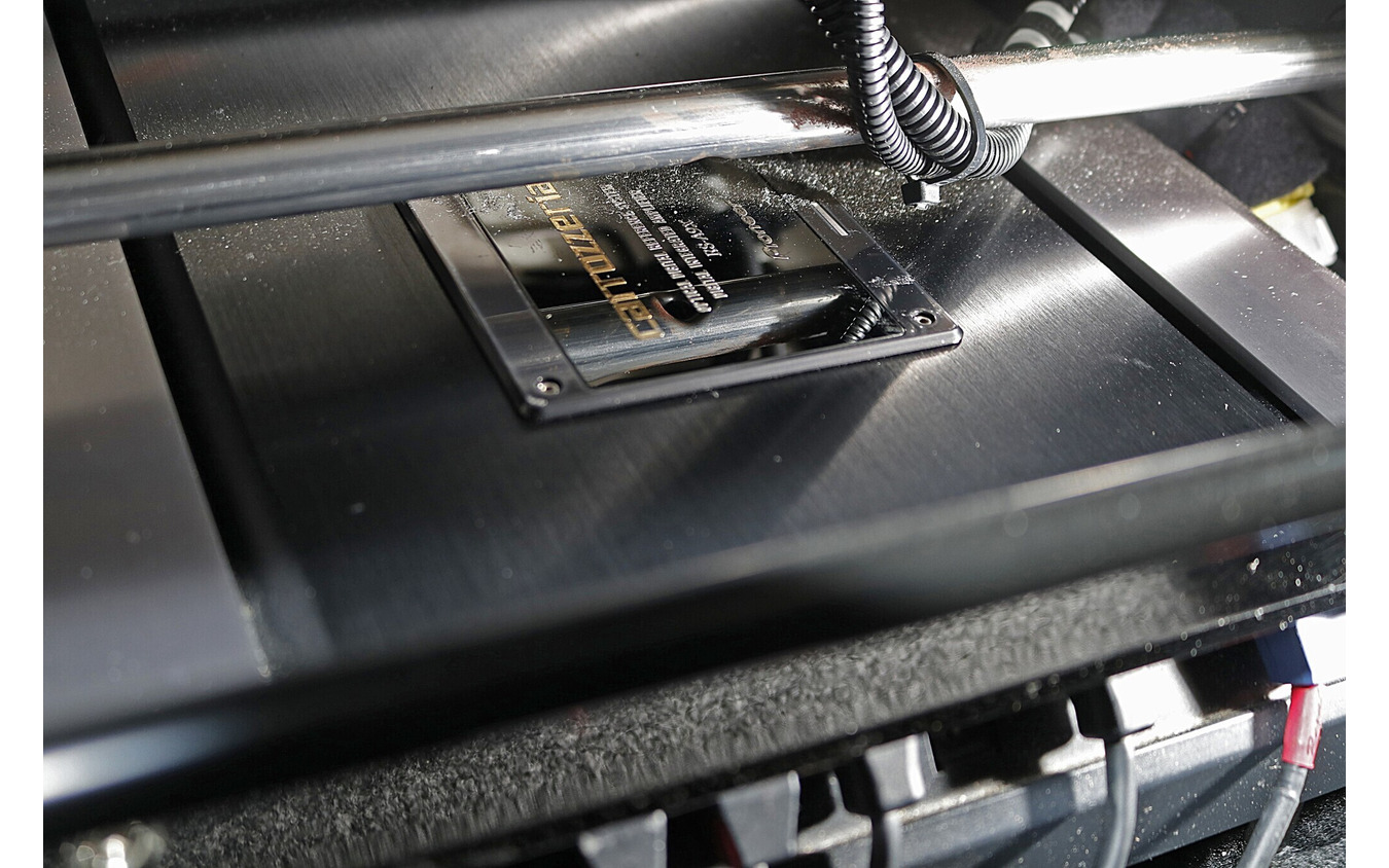 シート下(運転席/助手席)をフルに使ってカロッツェリアXのデジタルインテグレーテッドアンプとデジタルアンプを収めた。