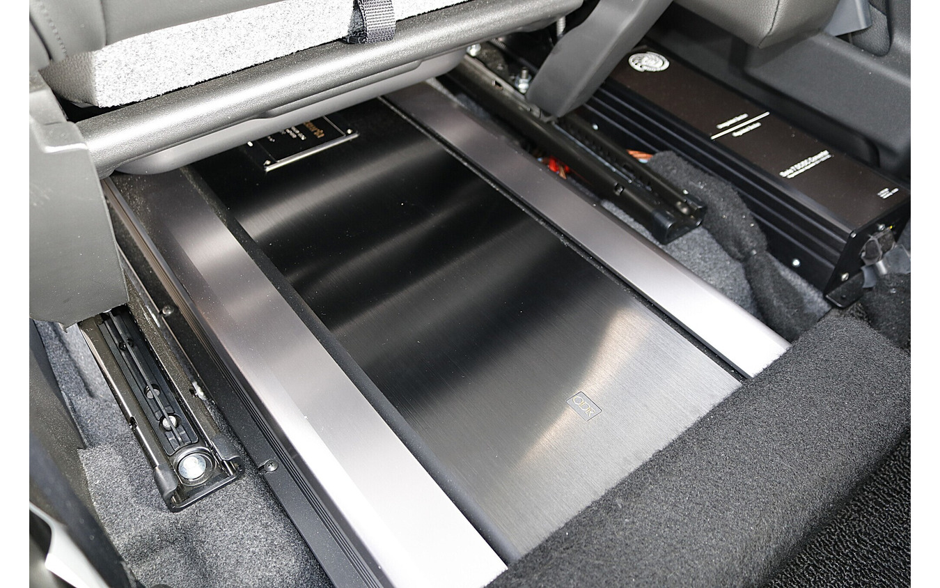 助手席のシート下にはデジタルパワーアンプのRS-A7Xをインストール。シートレールの間に見事に収まるスペース効率の良さ。