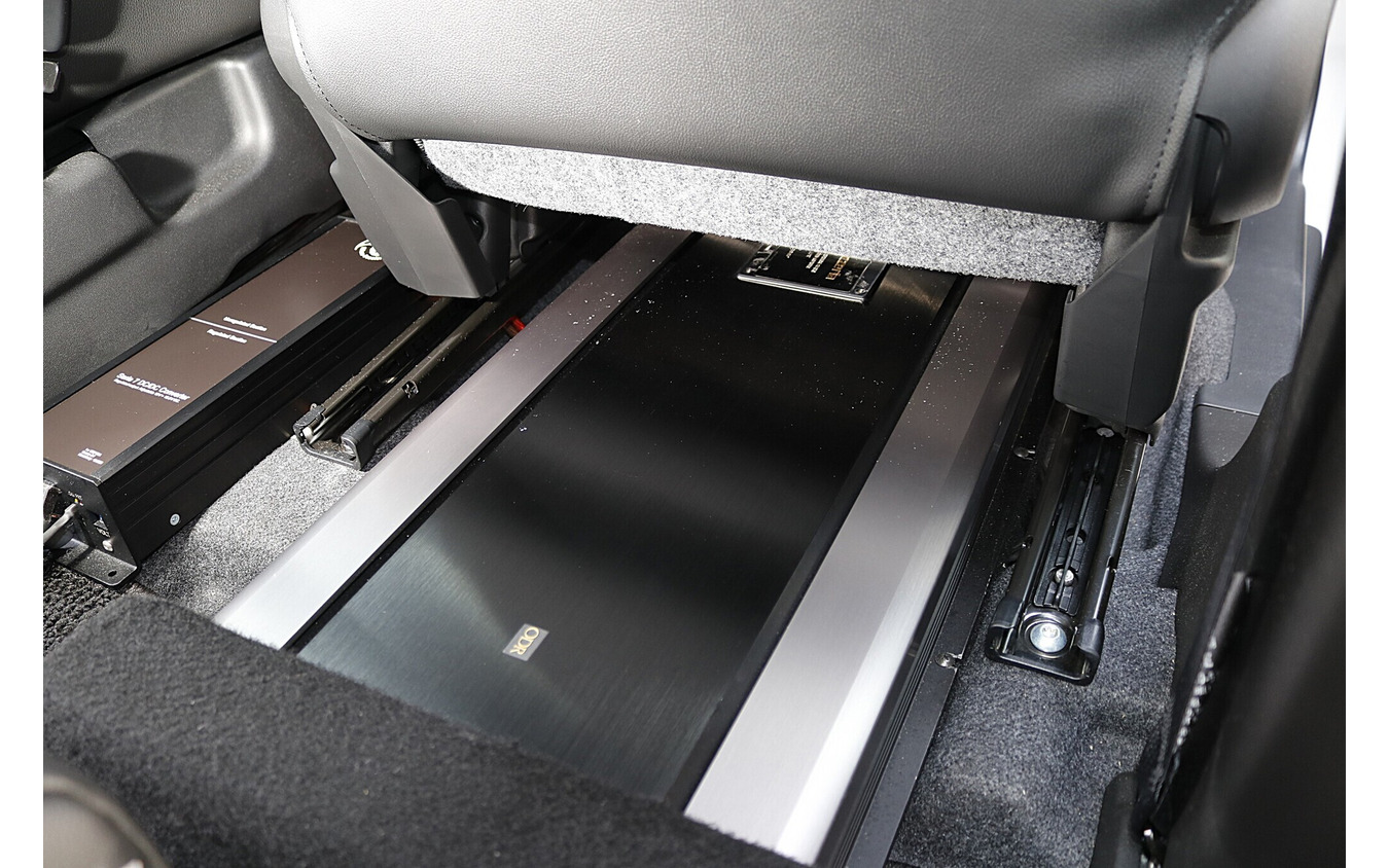 運転席下に収められているのはデジタルインテグレーテッドアンプのRS-A9X。後端部分にパネルを設けて車内に融合させている。