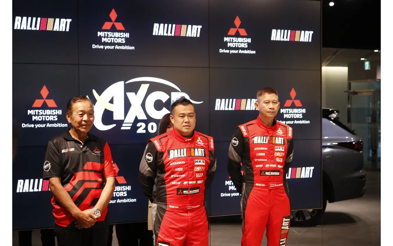 総監督の増岡浩氏(左)、ドライバーのチャヤポン・ヨーター選手(中)、コ・ドライバーのピーラポン・ソムバットウォン選手(右)