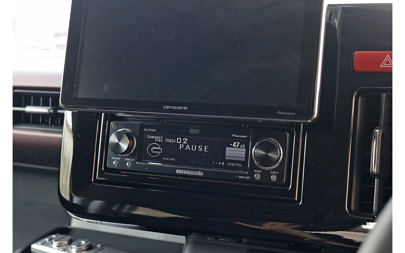 音源の再生にはCDトランスポートであるRS-D7XIIIを採用。CD音源の音声データを最良の状態で送り出すことのできるユニットだ。