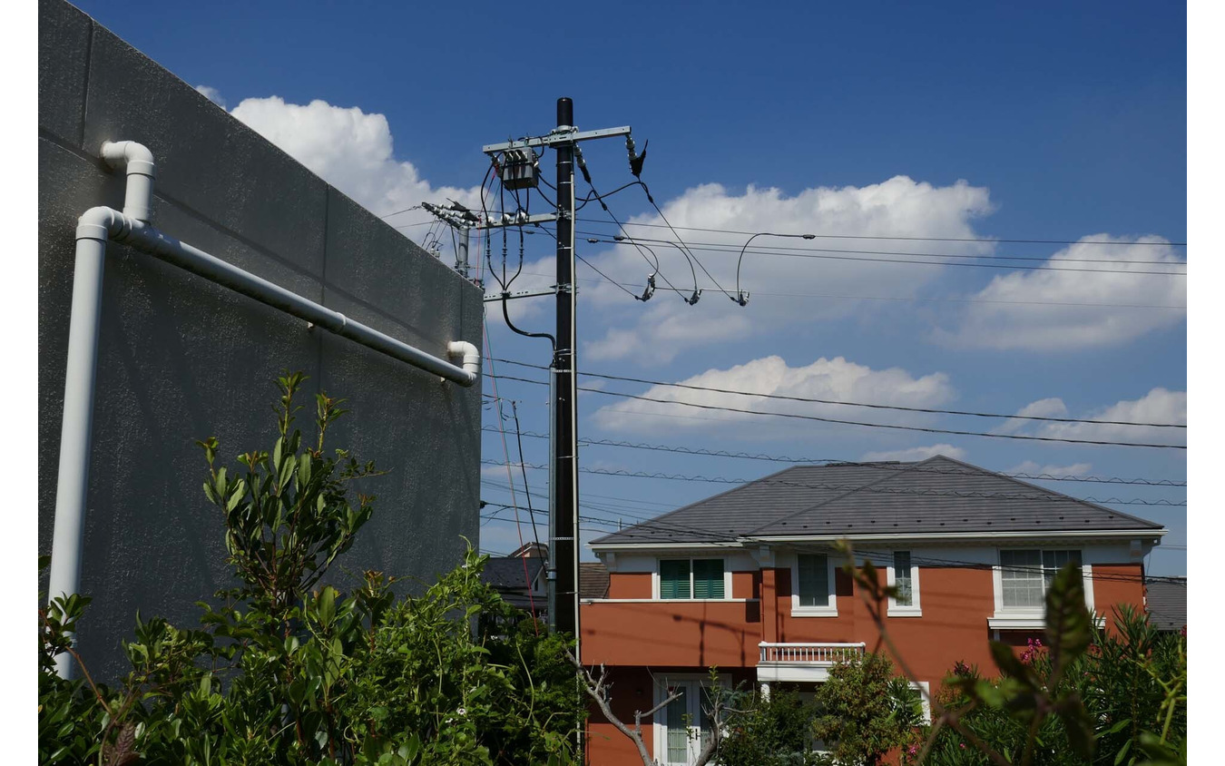 大規模な充電設備となったため、専用に設置された電柱から電気を引き込む
