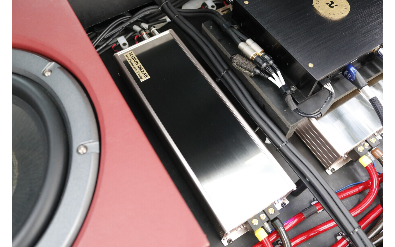 フロント3ウェイをマルチアンプシステムとする。パワーアンプにはサウンドサスペンションのMARON120.2を3台使う。