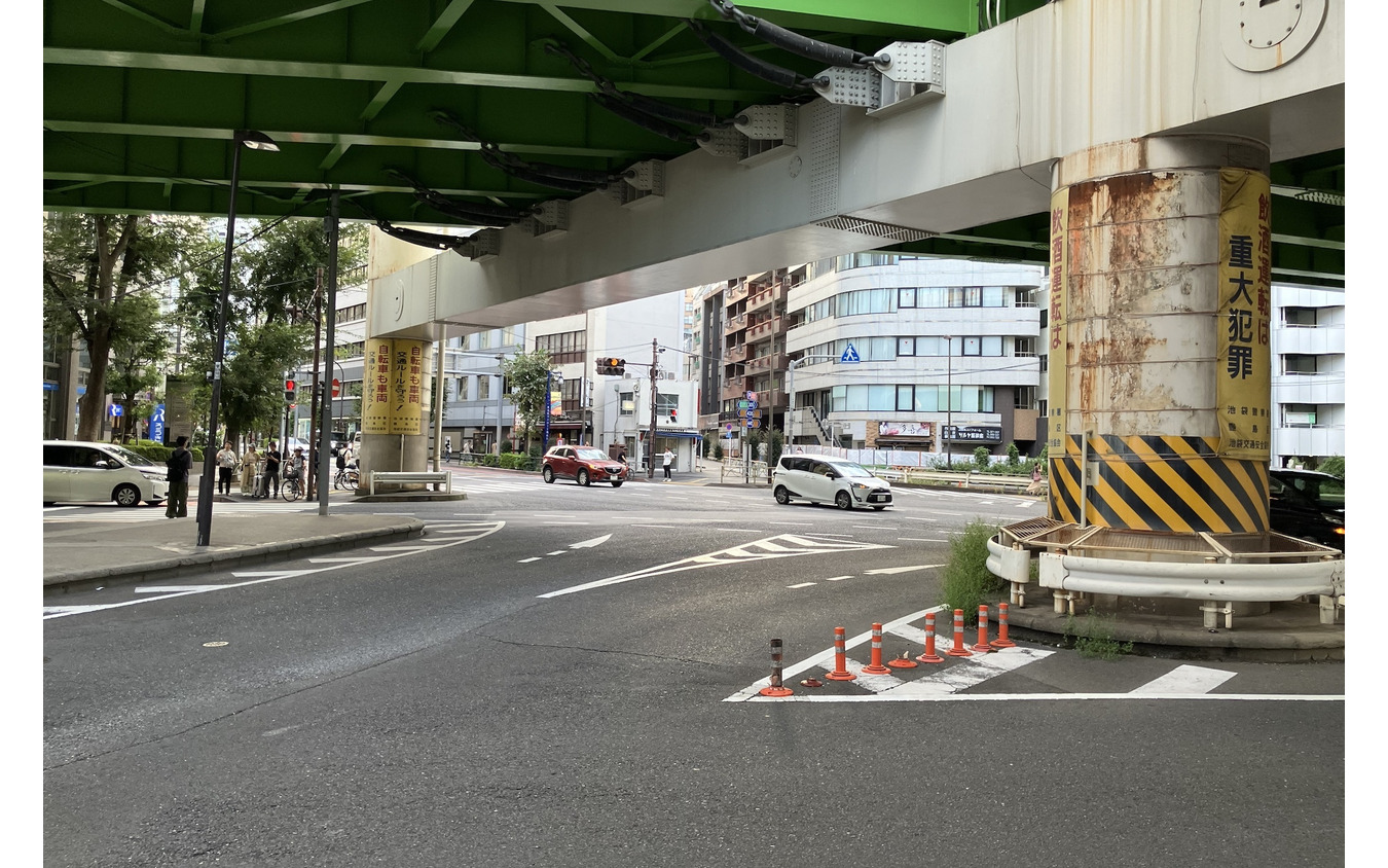 池袋六ツ又交差点:左奥が明治通り池袋駅方面、左手前が都道435号