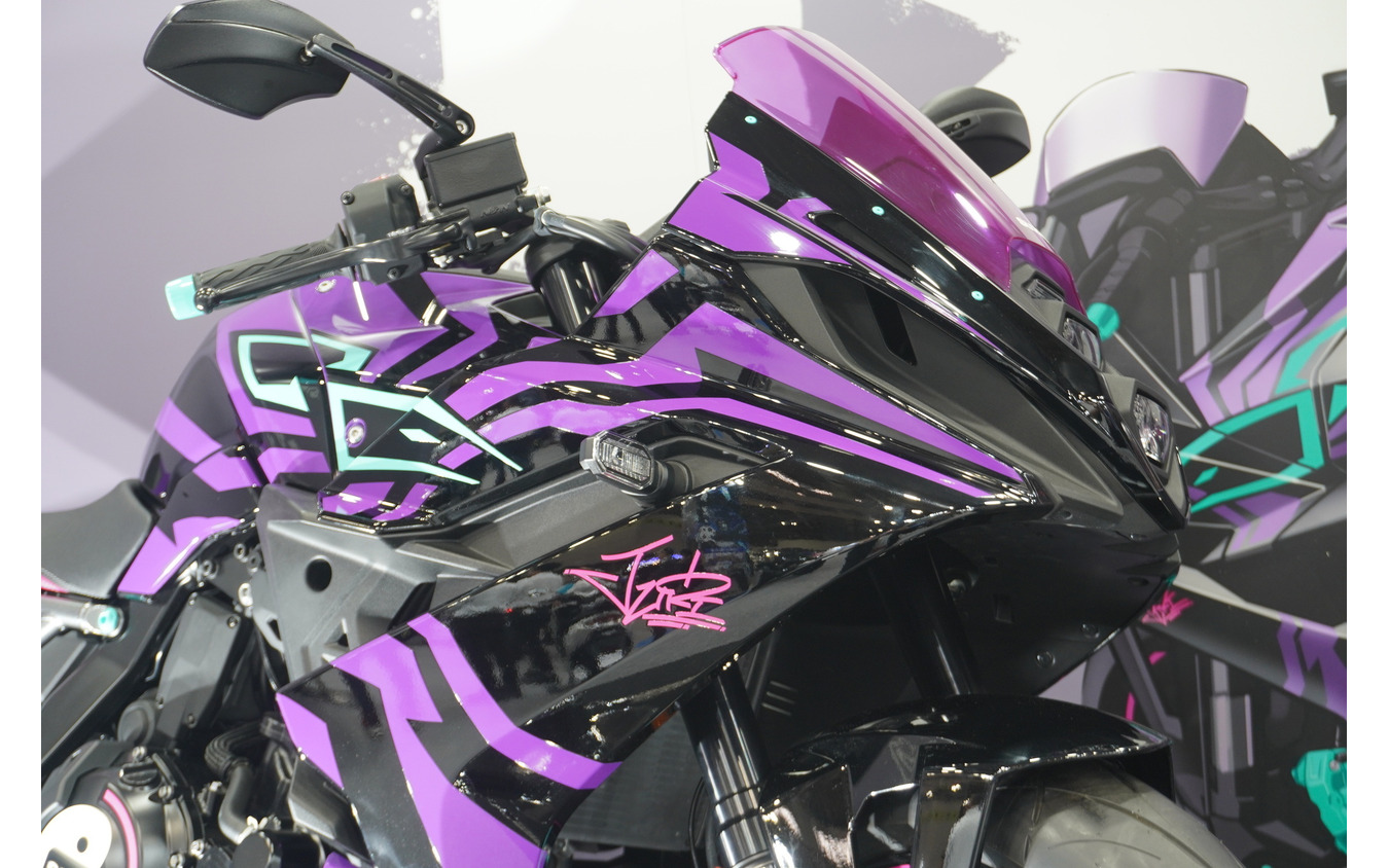 『ストリートファイター6』とコラボレーションした『GSX-8R Tuned by JURI』（大阪モーターサイクルショー2025）
