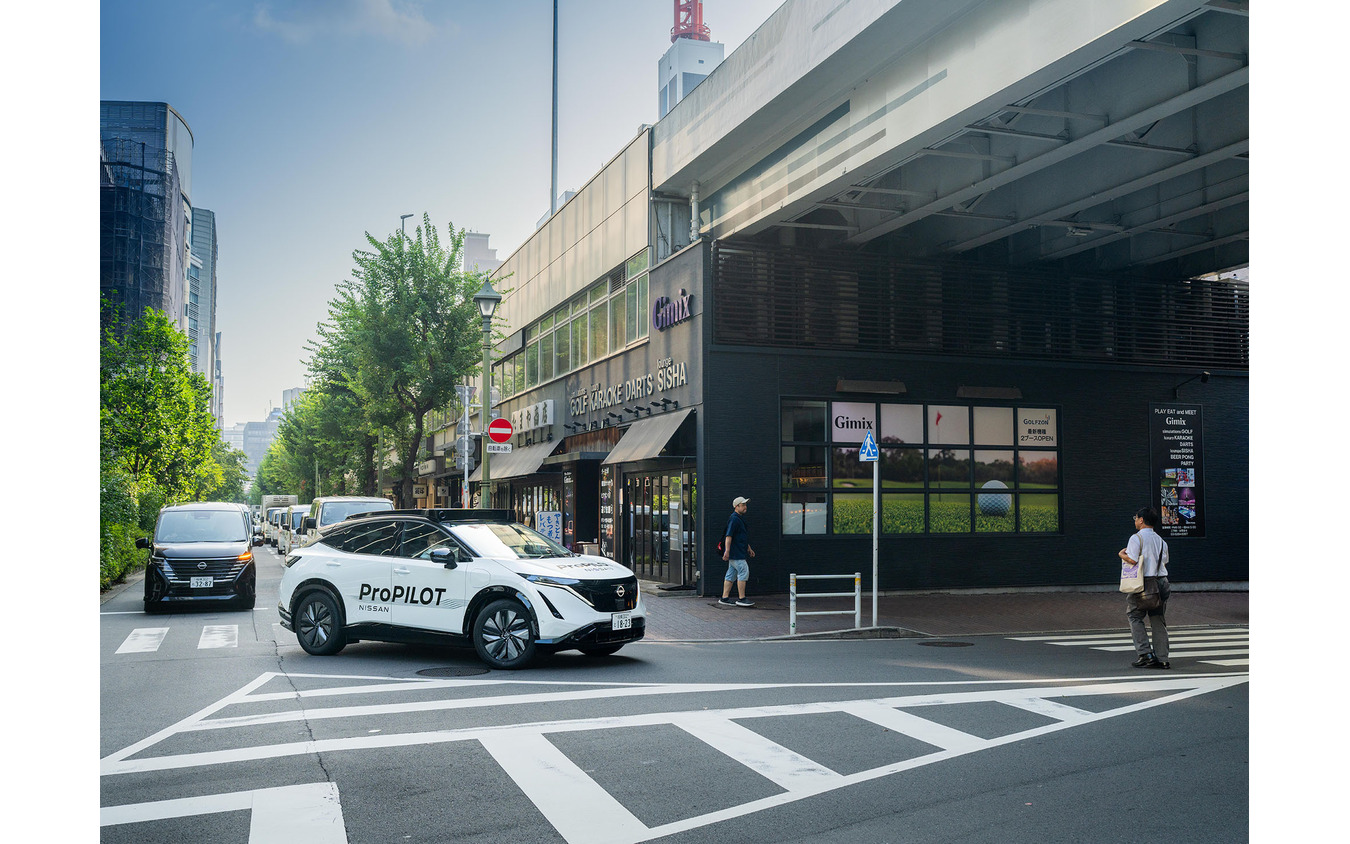 AI技術を搭載した次世代プロパイロットで、東京銀座の一般道路を手離し運転する日産アリア